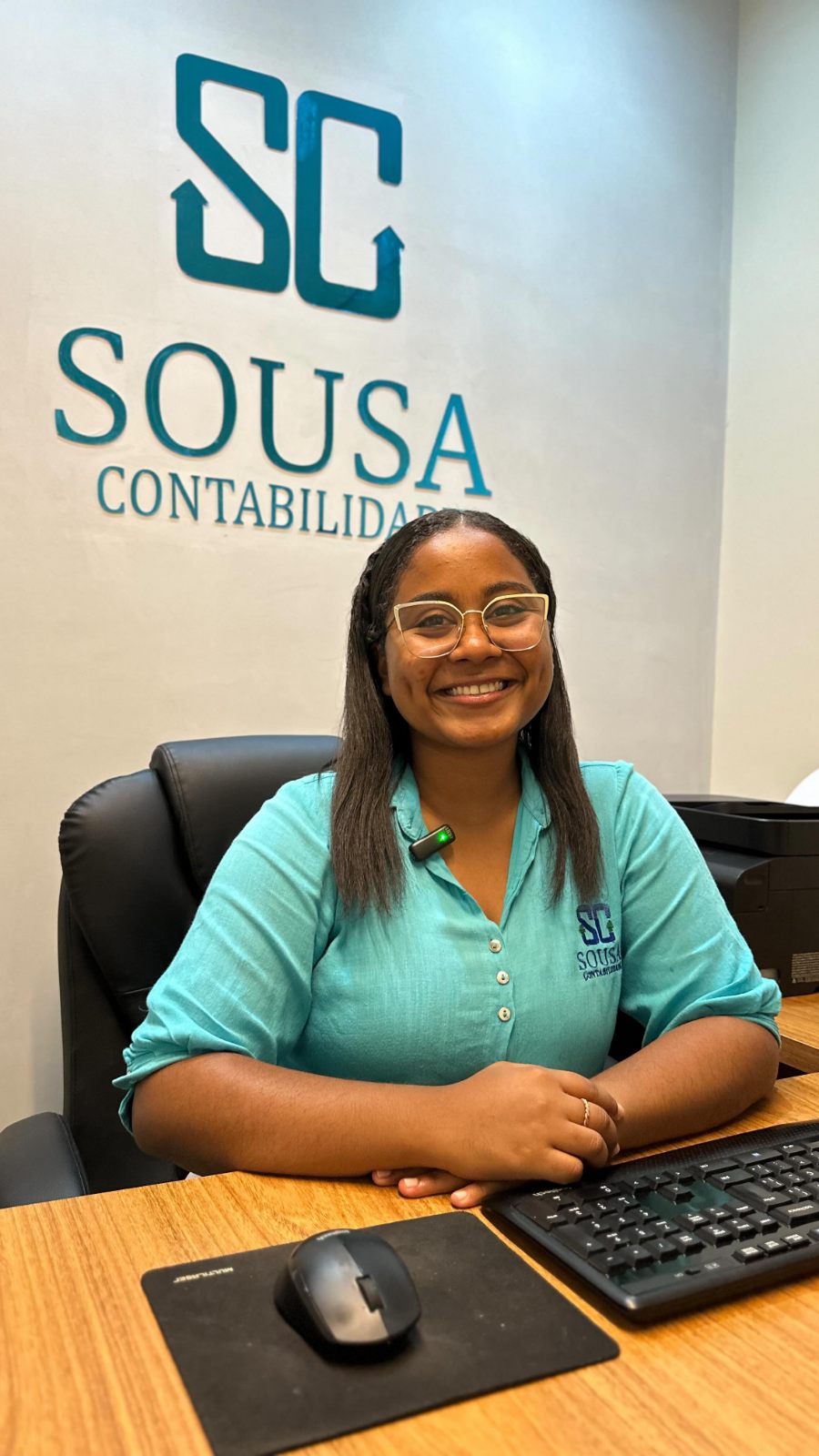 Colaboradora da Sousa Contabilidade atendendo na estação de trabalho