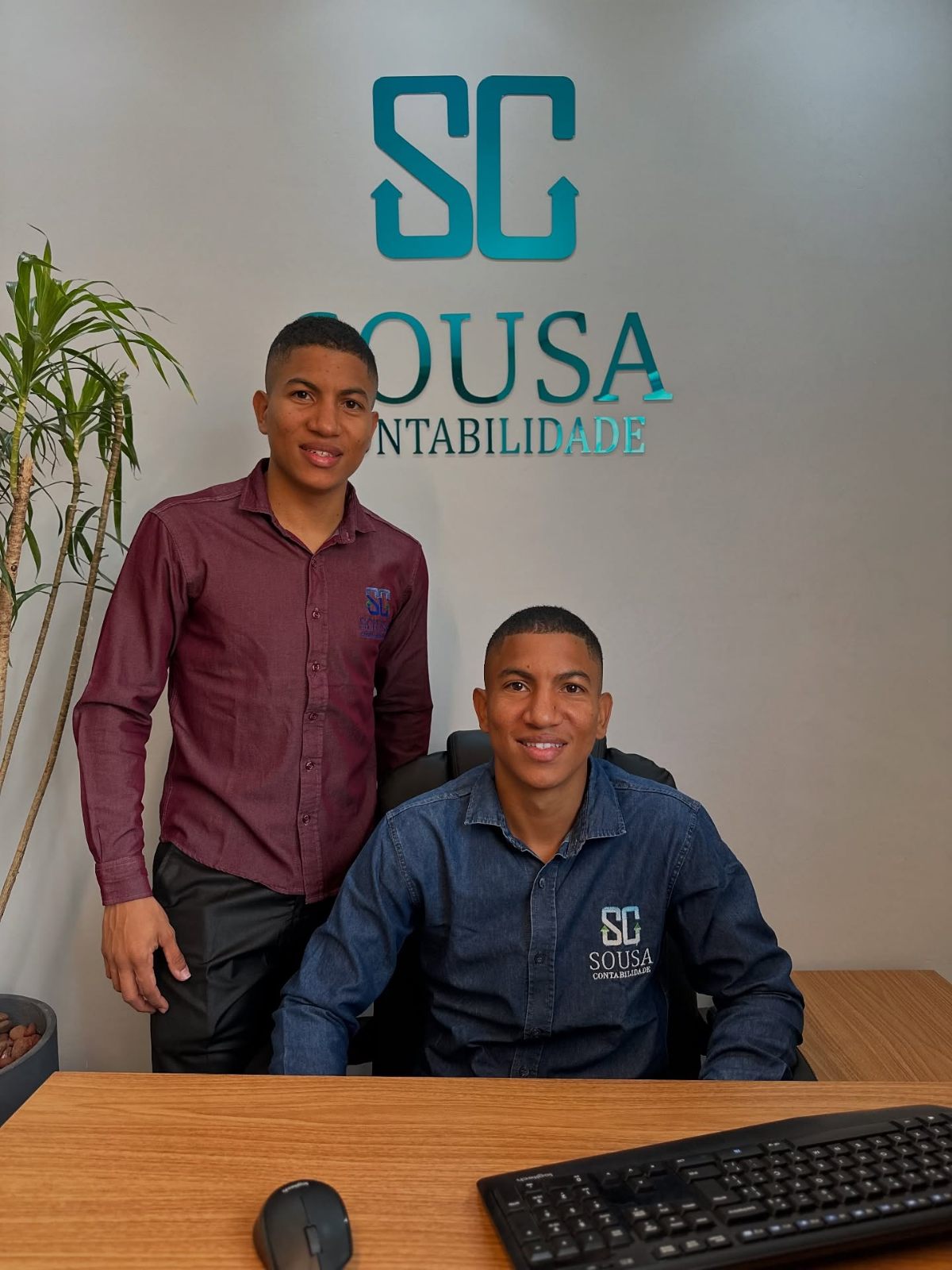Dyego Sousa e Dyogo Sousa, à frente da Sousa Contabilidade, no escritório em Feira de Santana