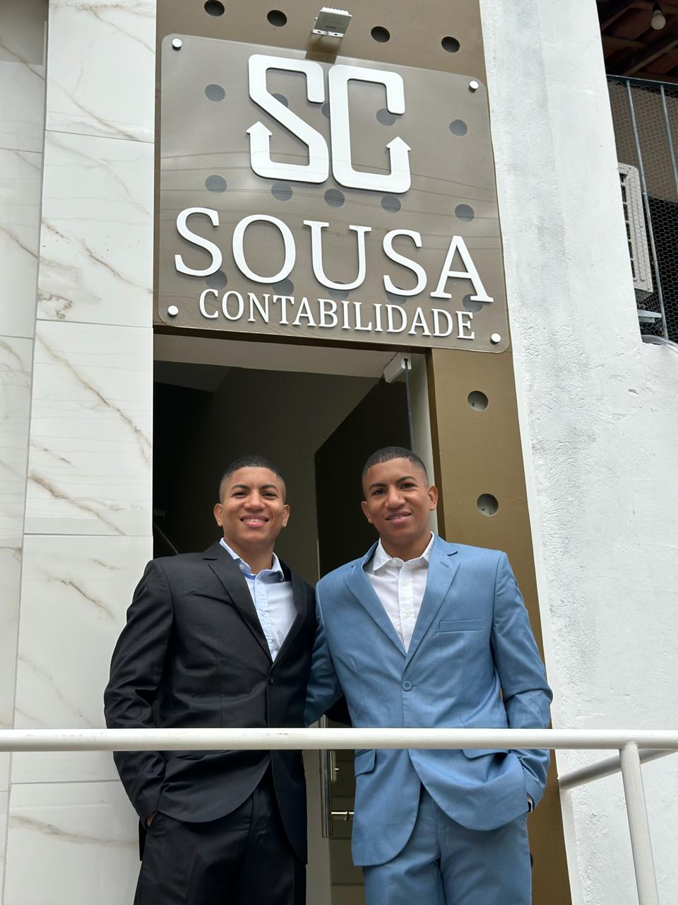 Equipe da Sousa Contabilidade em frente à fachada do escritório em Feira de Santana