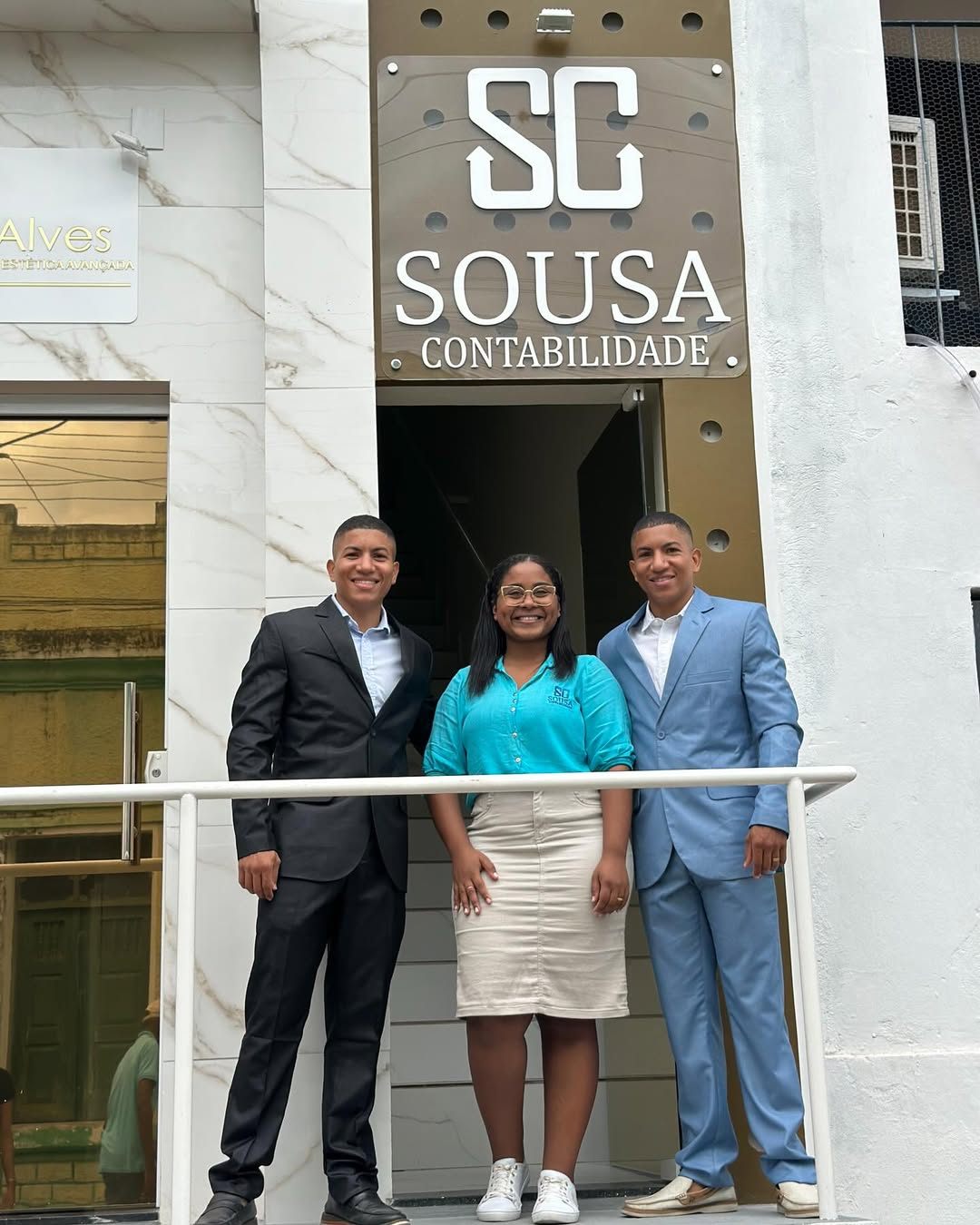 Equipe da Sousa Contabilidade em frente à fachada do escritório