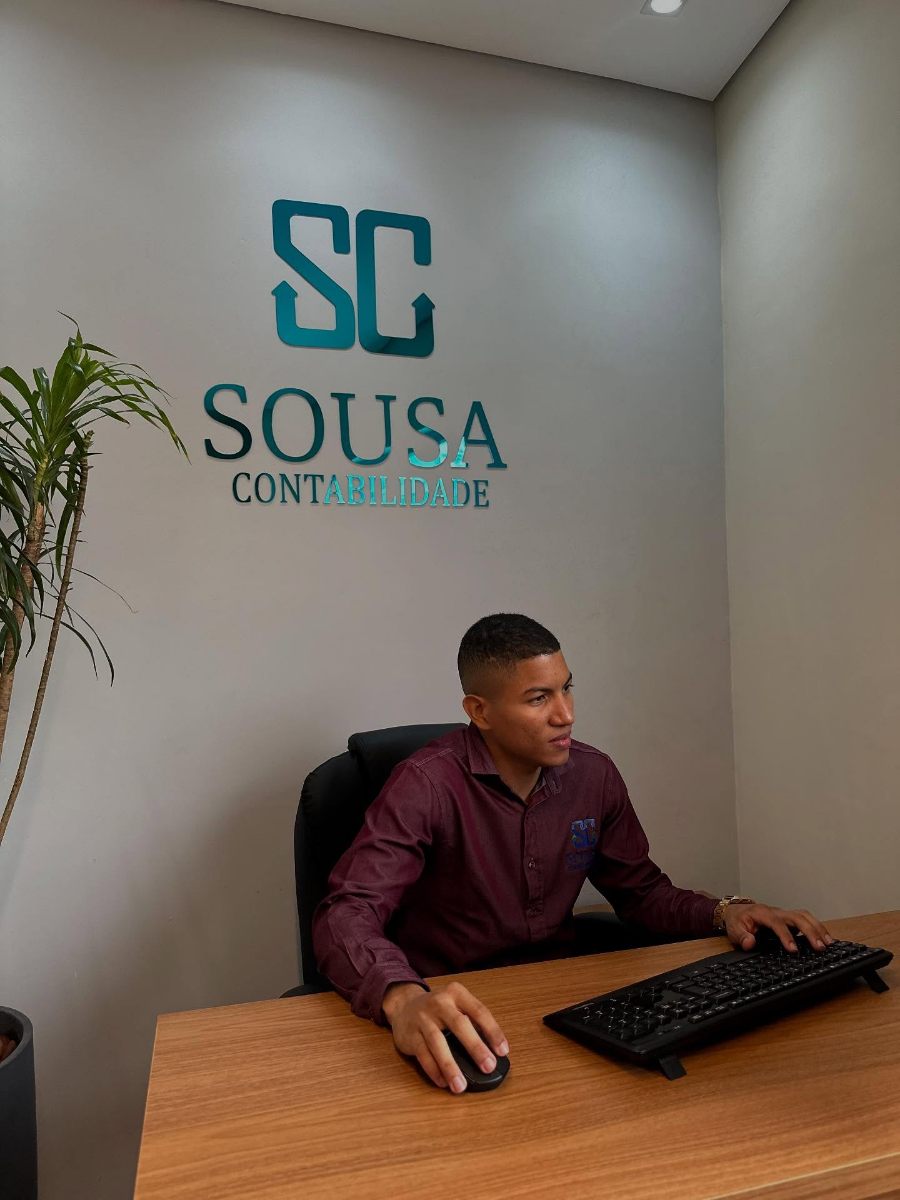 Sócio da Sousa Contabilidade trabalhando na estação de trabalho do escritório